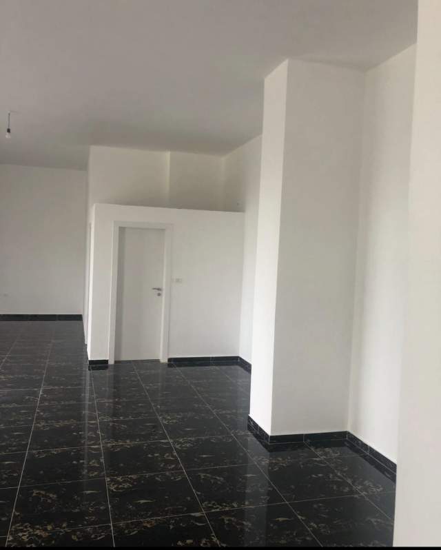 Tirane, jepet me qera dyqan 700 Euro