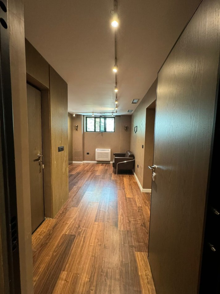 Tirane, shitet ambjent biznesi Kati 0, 62 m² 200.000 € (ETC, prane rruges se Sales)