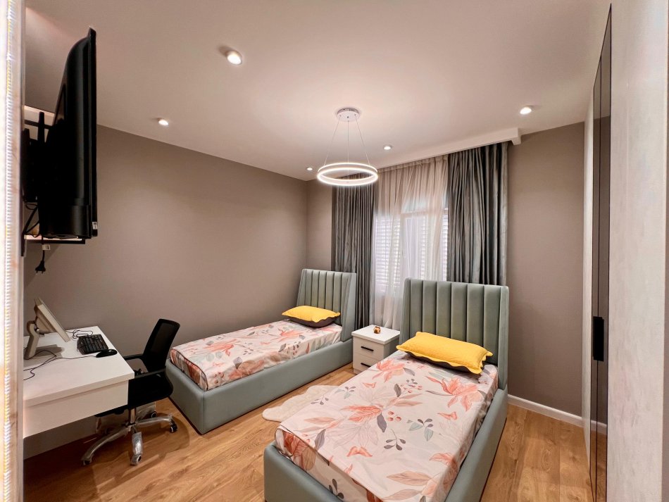 Tirane, jepet me qera apartament 2+1+Ballkon Kati 2, 116 m² 950 € (Liqeni i Farkes)