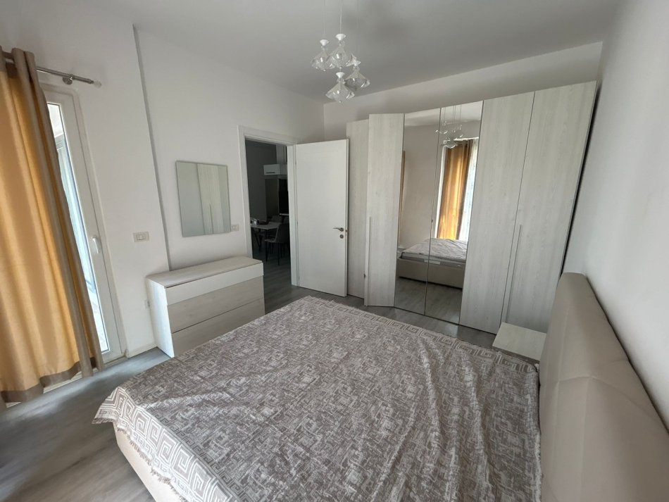 Tirane, jepet me qera apartament 2+1 Kati 3, 100 m² 650 € (Emerald Center)