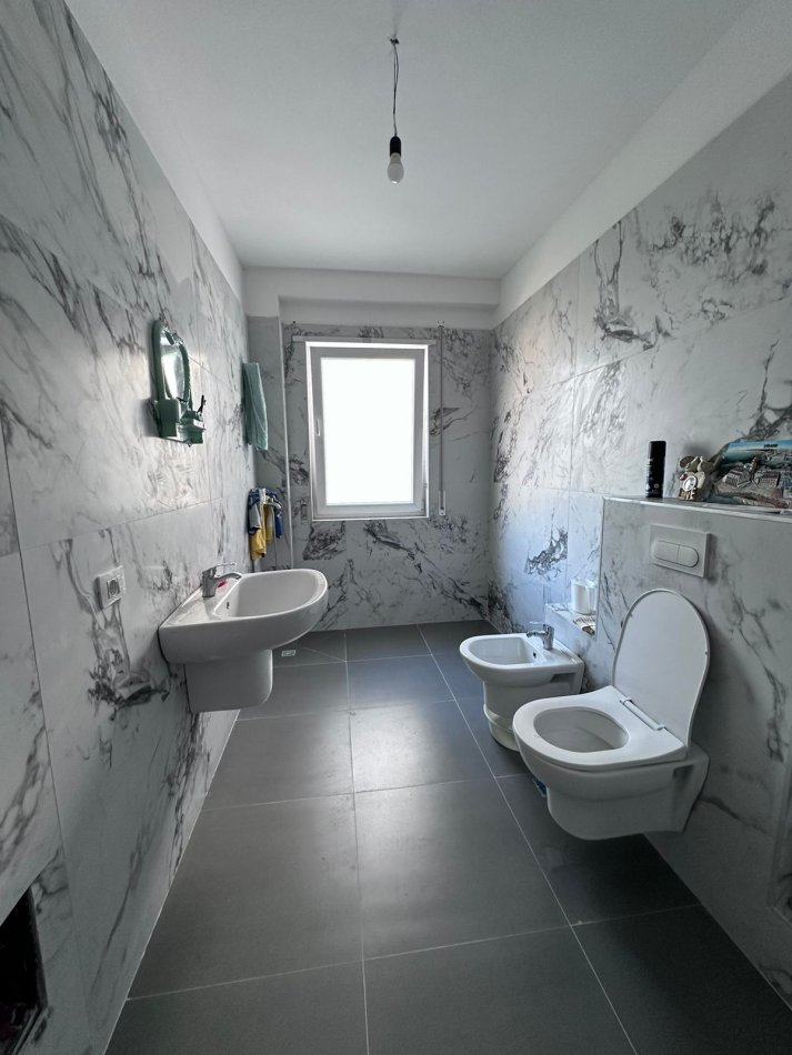 Tirane, jepet me qera ambjent per zyra , Kati 4, 110 m² 600 € (Qender )