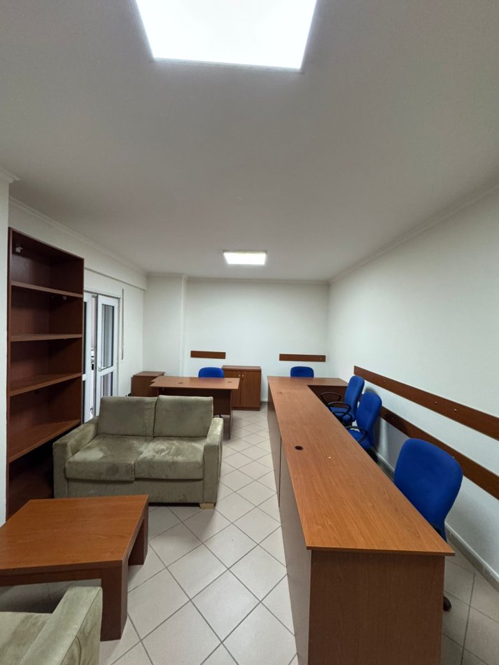 Durres, jepet me qera zyre Kati 2, 50 m² 250 € (Vollga Durres)