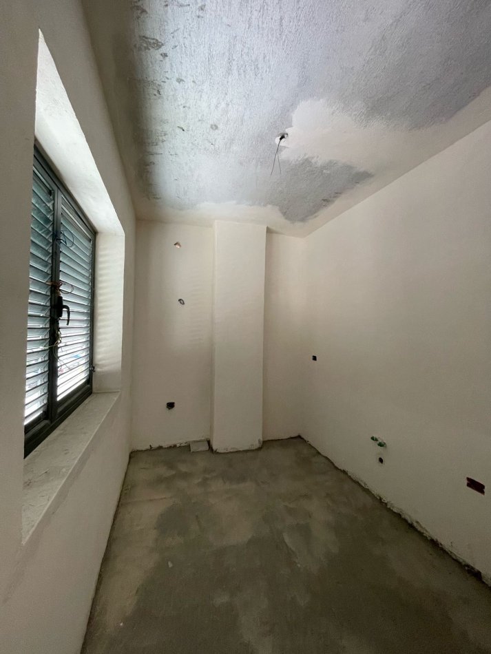 Durres, jepet me qera ambjent biznesi Kati 2, 155 m² 400 € (Durres)