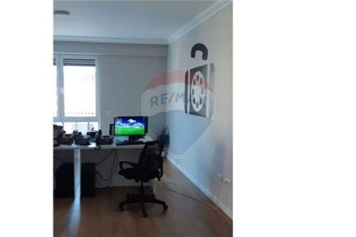 Tirane, jepet me qera zyre 97 m² 600 Euro (Rruga Myslym Shyri)