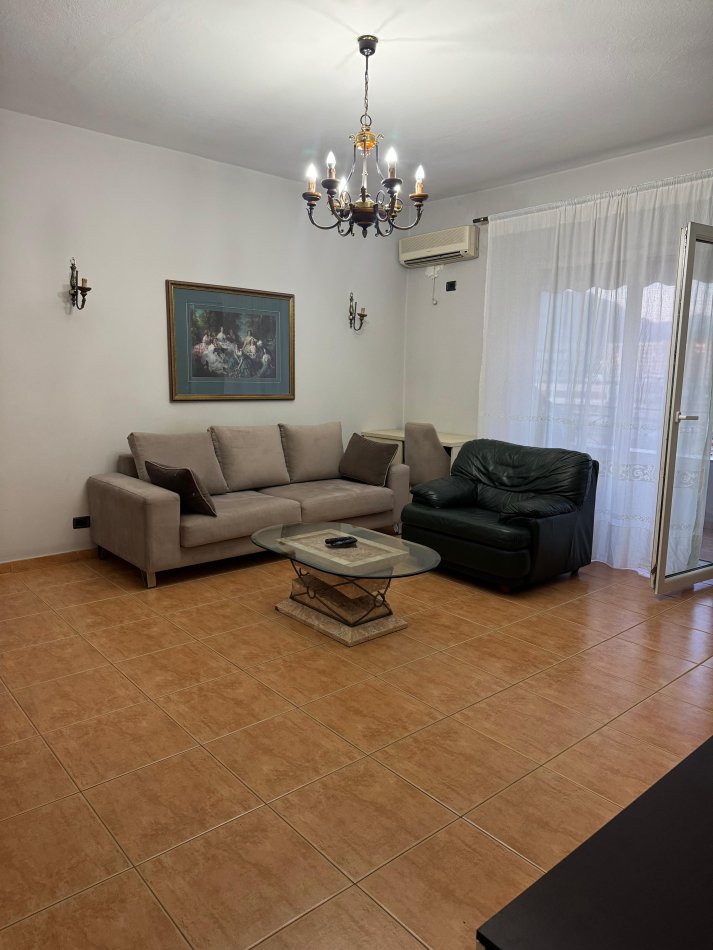 Tirane, jepet me qera apartament 1+1+Ballkon Kati 5, 55 m² 550 € 