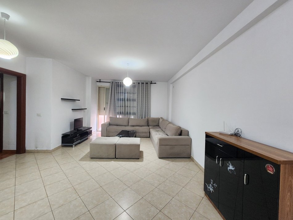 Tirane, jepet me qera apartament 2+1+Ballkon Kati 4, 120 m² 400 € (Misto mame)