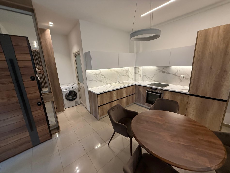 Tirane, jepet me qera apartament 1+1 Kati 1, 60 m² 500 € (rruga ferit xhajko)