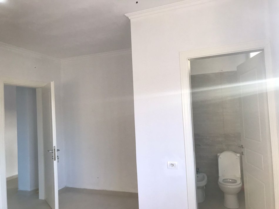 Tirane, shes apartament 2+1+Ballkon Kati 9, 92 m² 138.000 € (ne rrugen Sitki Cico tek Zona Brrylit Tirane.)