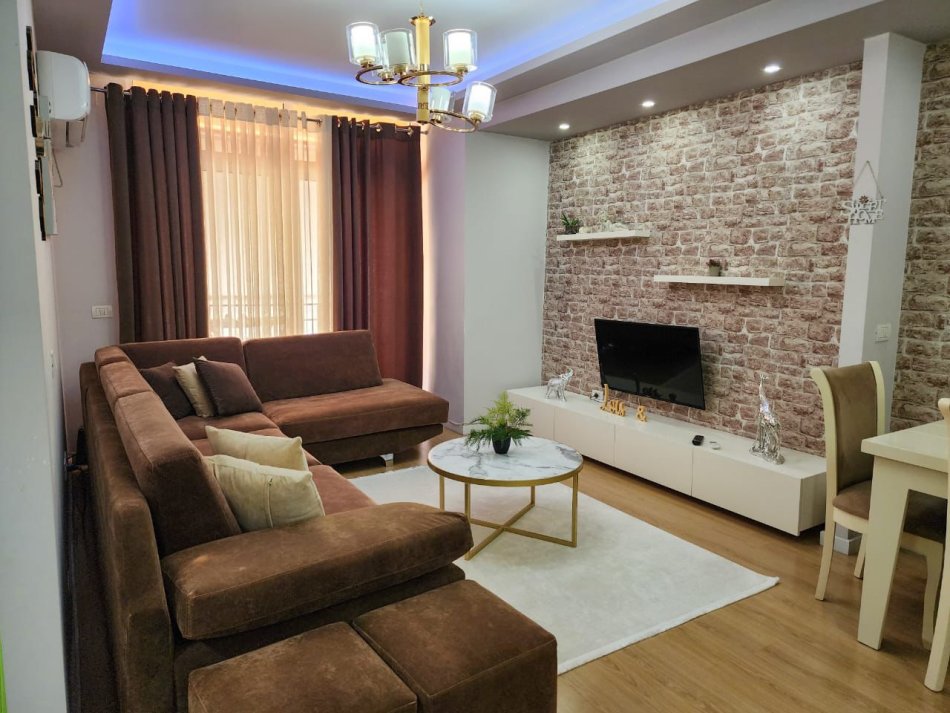 Tirane, jepet me qera apartament 2+1 (i mobiluar) Kati 7, 550 €  Astir (pallatet fratari)