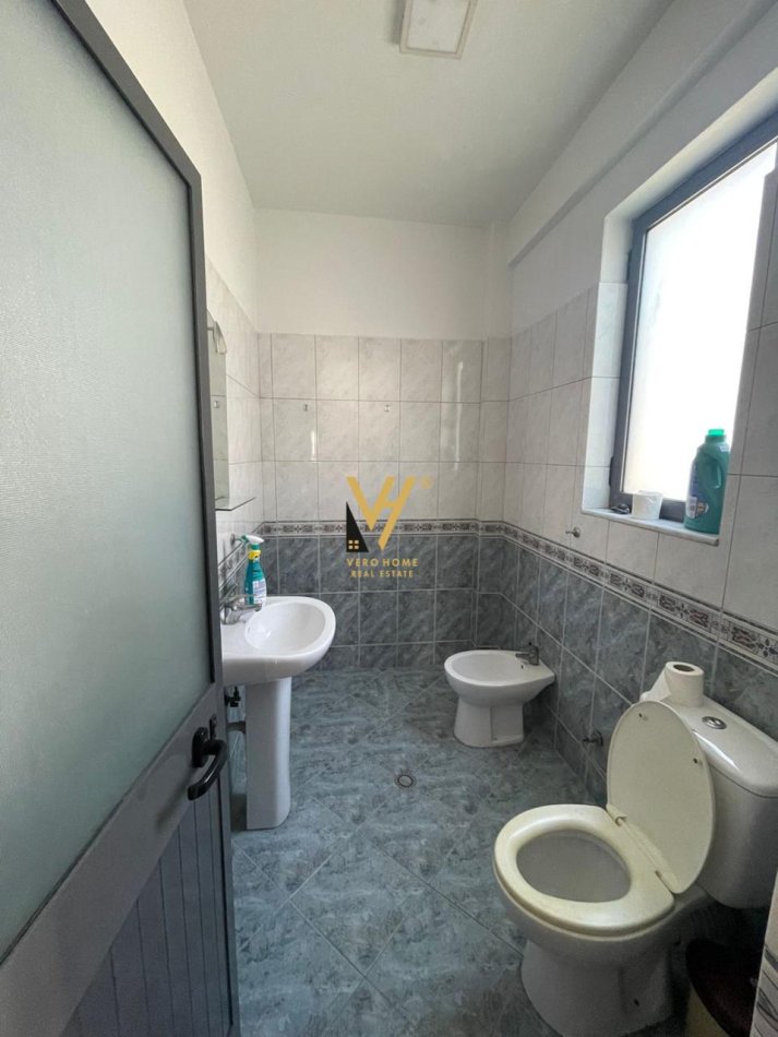 Tirane, jepet me qera dyqan Kati 0, 28 m² 500 € (UNAZA E RE)