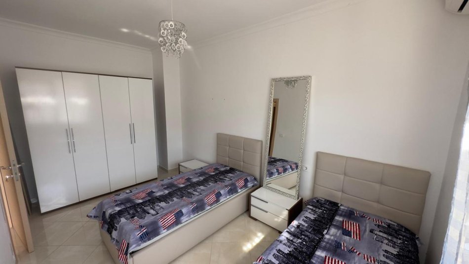 Tirane, jepet me qera apartament 3+1 Kati 1, 220 m² 600 € (Yrshek)