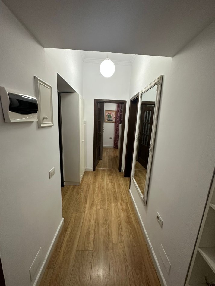 Tirane, jepet me qera apartament 2+1+Ballkon Kati 2, 75 m² 650 € (Shallvaret te Fushat e Tenisit)