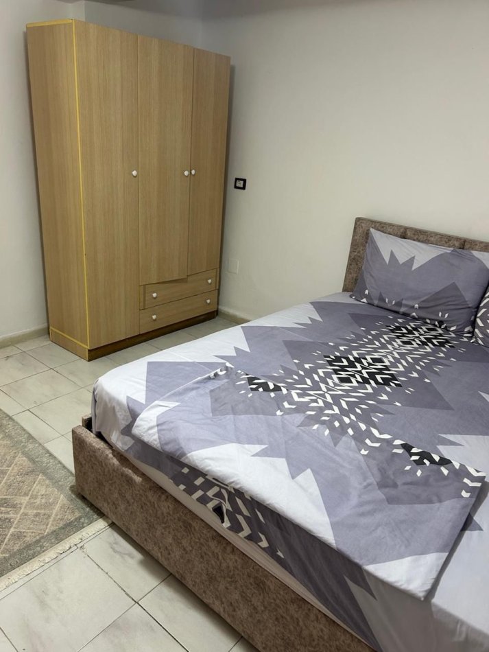 Tirane, jepet me qera apartament 1+1 Kati 1, 70 m² 410 € (pazari i ri)