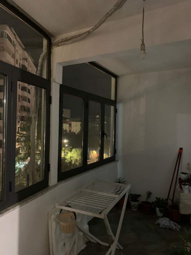 Tirane, jepet me qera ambjent biznesi Kati 6, 130 m² 600 Euro (Prane Bar New York)