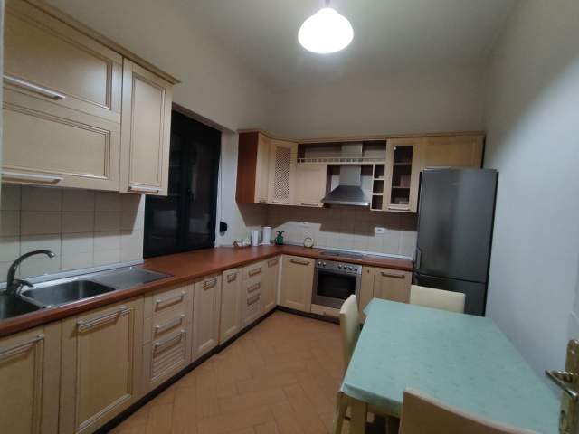Tirane, jepet me qera apartament 4+1 Kati 4, 120 m² 550 Euro (blloku)