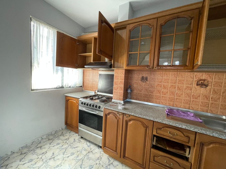 Tirane, jepet me qera apartament 2+1 Kati 3, 75 m² 450 € (Xhamia Xhura)