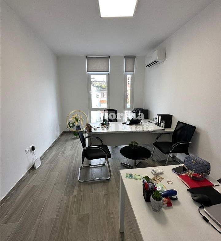 Tirane, jepet me qera zyre Kati 2, 60 m² 450 € (Komuna Parisit)