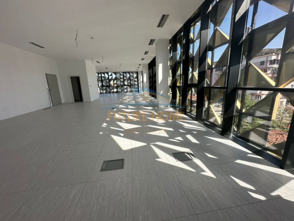 Tirane, jepet me qera ambjent biznesi Kati 1, 199 m² 4.000 € (BLLOK)