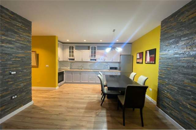 Tirane, jepet me qera apartament 3+1 130 m² 800 Euro (Rruga e Kosovareve)