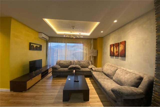 Tirane, jepet me qera apartament 3+1 130 m² 800 Euro (Rruga e Kosovareve)