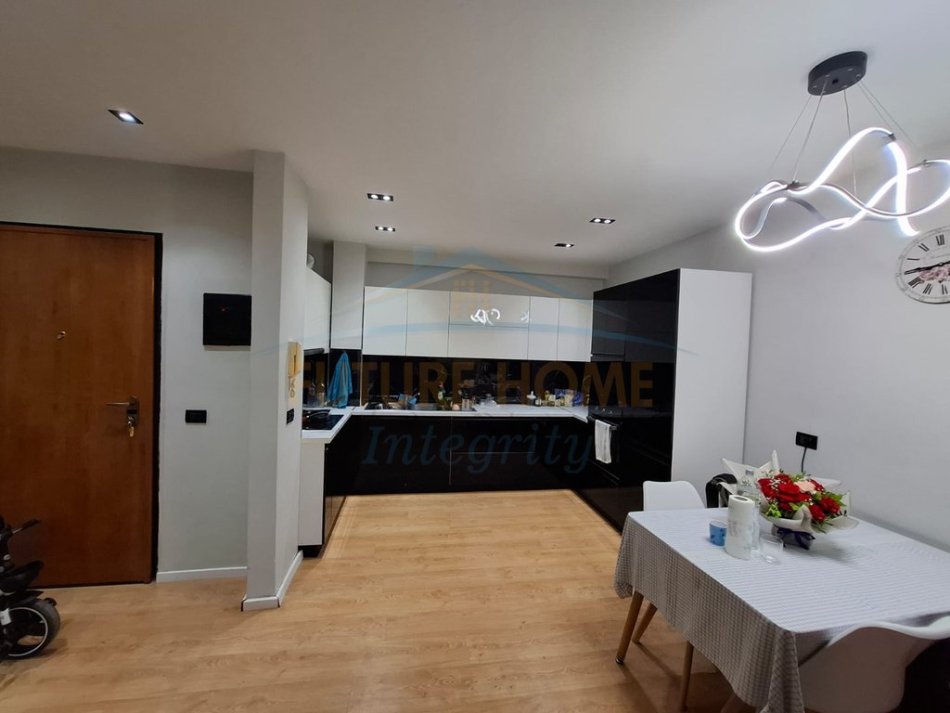 0683487469 Tirane, jepet me qera apartament 2+1+Ballkon Kati 2, 93 m² 800 € (Kopshti Botanik)