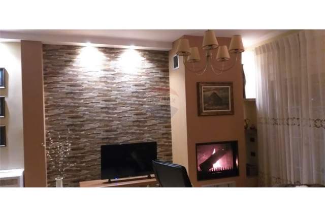 Tirane, jepet me qera apartament 1+1 Kati 3, 105 m² 500 Euro (rruga e barrikadave)