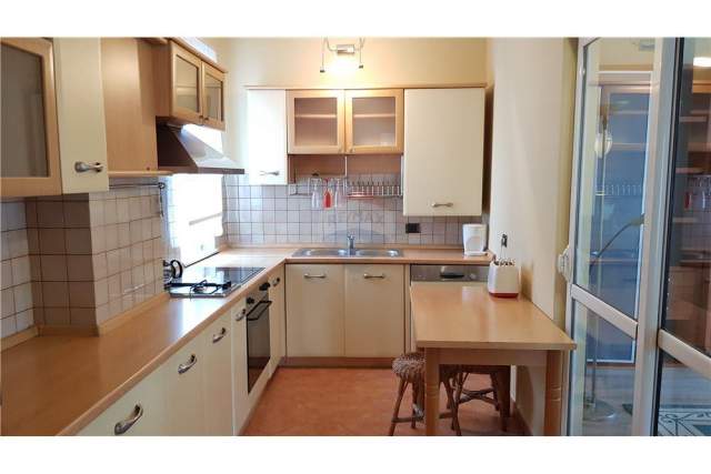 Tirane, jepet me qera apartament 1+1 Kati 3, 105 m² 500 Euro (rruga e barrikadave)