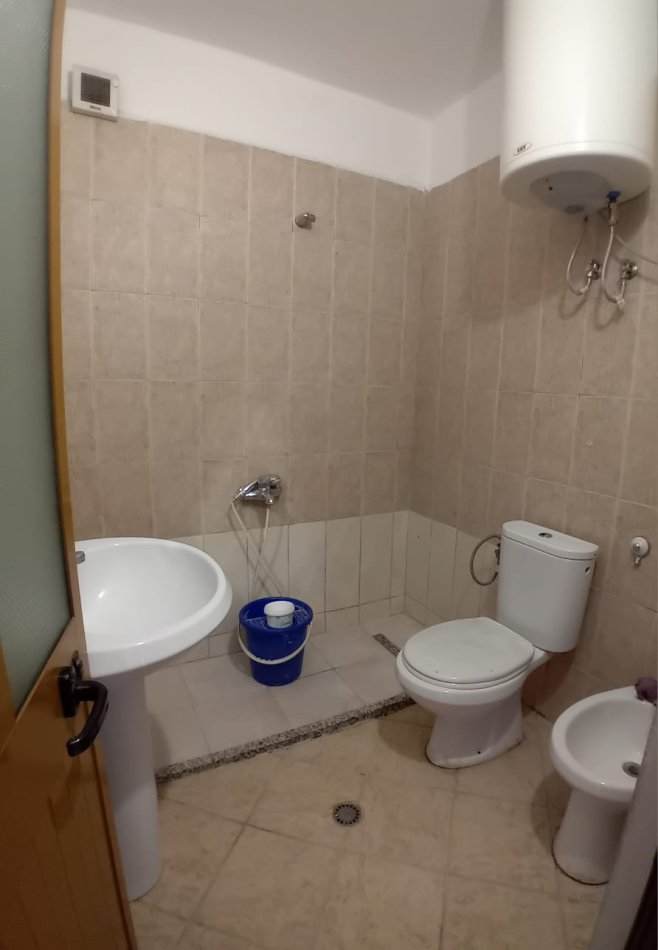 Tirane, jepet me qera apartament 2+1+Ballkon Kati 7, 94 m² 450 € (Brryli)