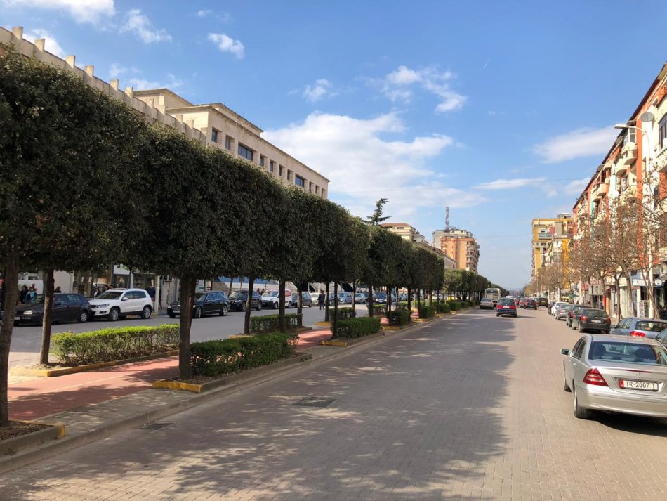 Tirane, jepet me qera apartament 2+1+Ballkon Kati 4, 70 m² 800 € (Bulevardi Zogu I)
