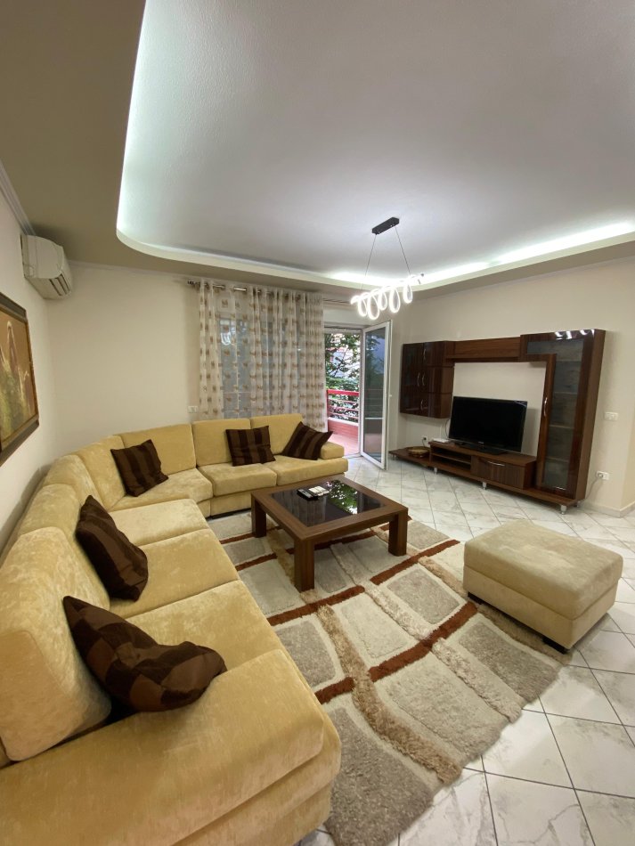 Tirane, jepet me qera apartament 2+1 Kati 3, 125 m² 750 € (rruga hoxha tahsim)