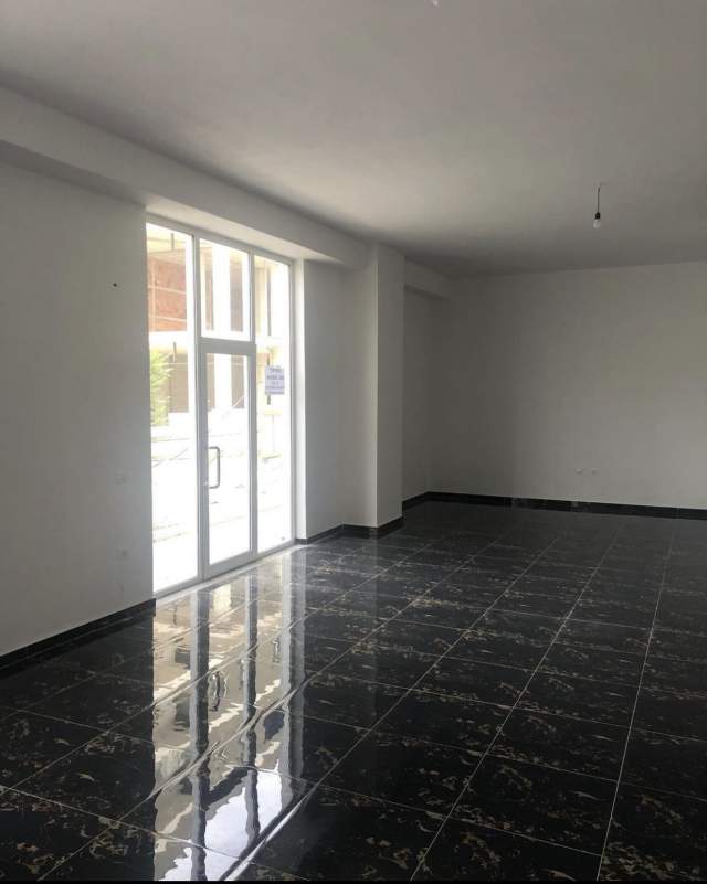 Tirane, jepet me qera dyqan 700 Euro