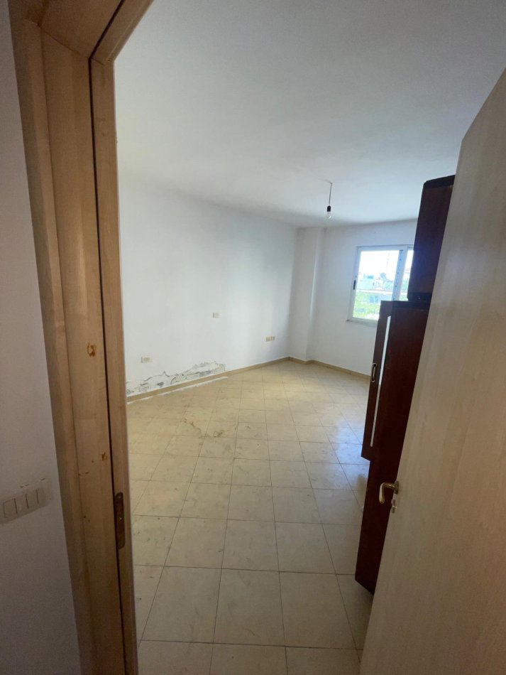 Tirane, jepet me qera apartament 2+1 Kati 2, 100 m² 300 € (Yzberisht)