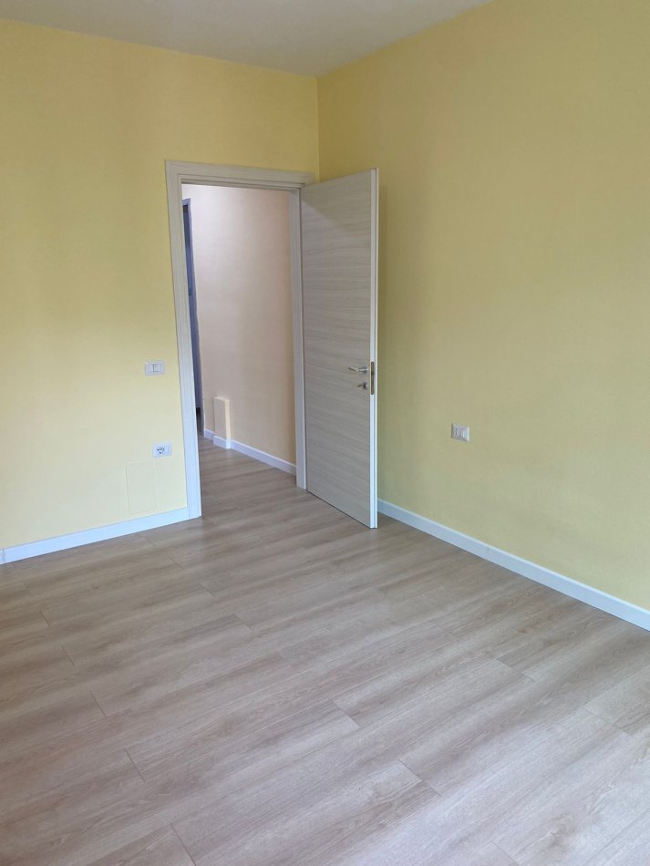 Tirane, jepet me qera zyre Kati 2, 82 m² 700 € (Selvia)