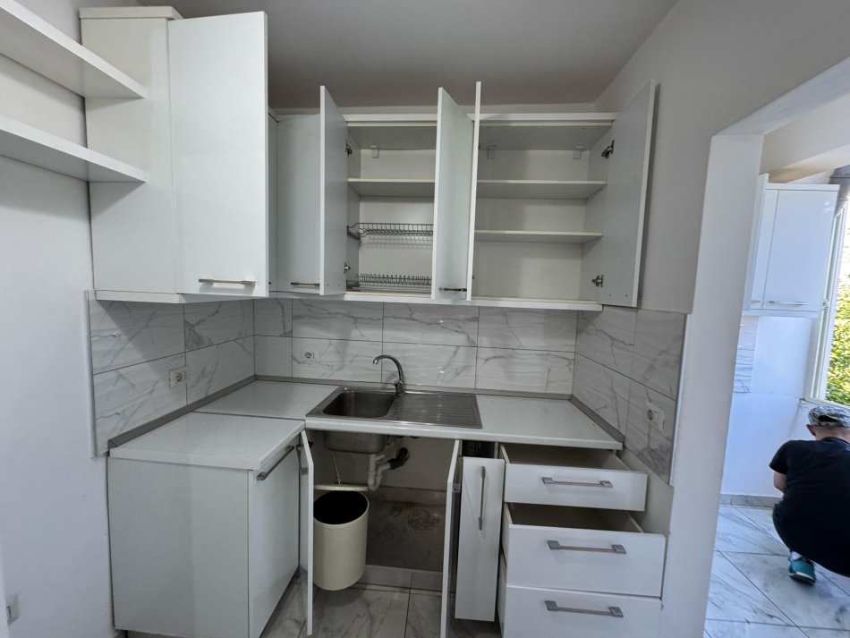 Tirane, jepet me qera apartament 2+1 Kati 3, 78 m² 350 € (rruga e dibres)