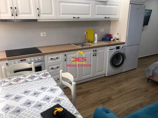 Vlore, jepet me qera garsonier Kati 2, 40 m² 300 Euro (Rruga Murat Terbaci)