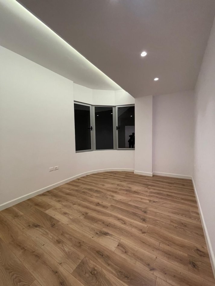 Tirane, shitet apartament 2+1+Ballkon Kati 10, 101 m² 212.000 € (Prane qendres Globe)