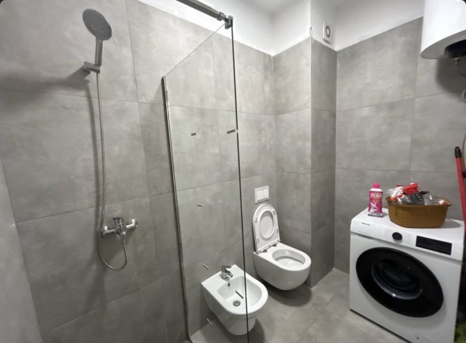 Tirane, jepet me qera apartament 2+1 Kati 3, 80 m² 670 € (5 maji prane qendres emerald)