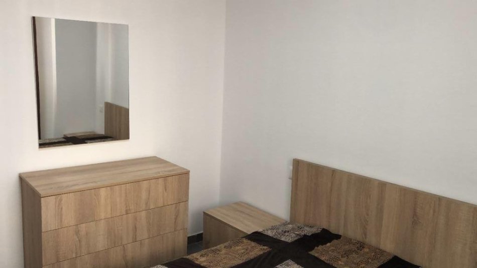 Tirane, jepet me qera apartament 1+1+Ballkon Kati 4, 65 m² 350 € (Shkoze pallatet e tom doshit)