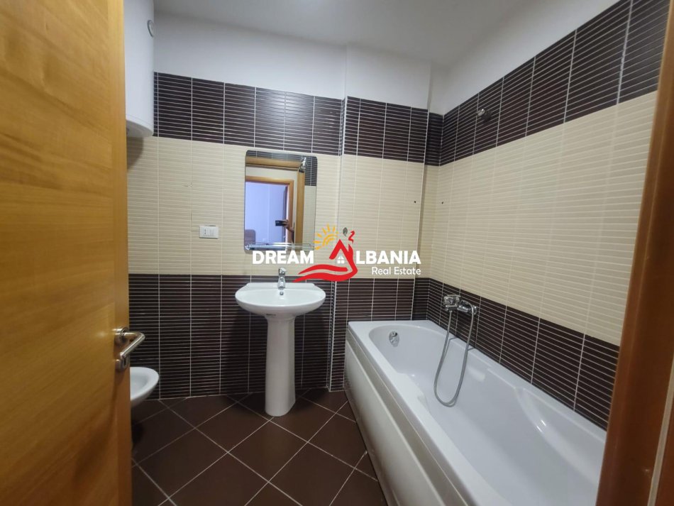 Tirane, jepet me qera apartament 3+1+Ballkon Kati 1, 120 m² 400 € (Muhamet Deliu)