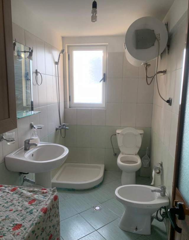 Tirane, jepet me qera apartament 2+1+BLK Kati 4, 80 m² 450 Euro (pallati i telebingos)