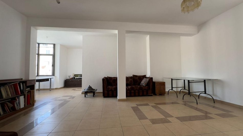 Tirane, jepet me qera ambjent biznesi Kati 3, 135 m² 700 € (Rruga e Kavajes)