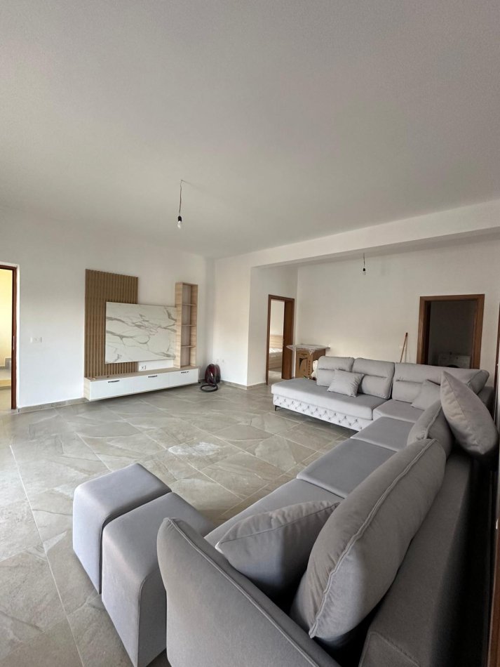 Tirane, jepet me qera apartament 3+1 Kati 3, 600 m² 600 € (Astir)