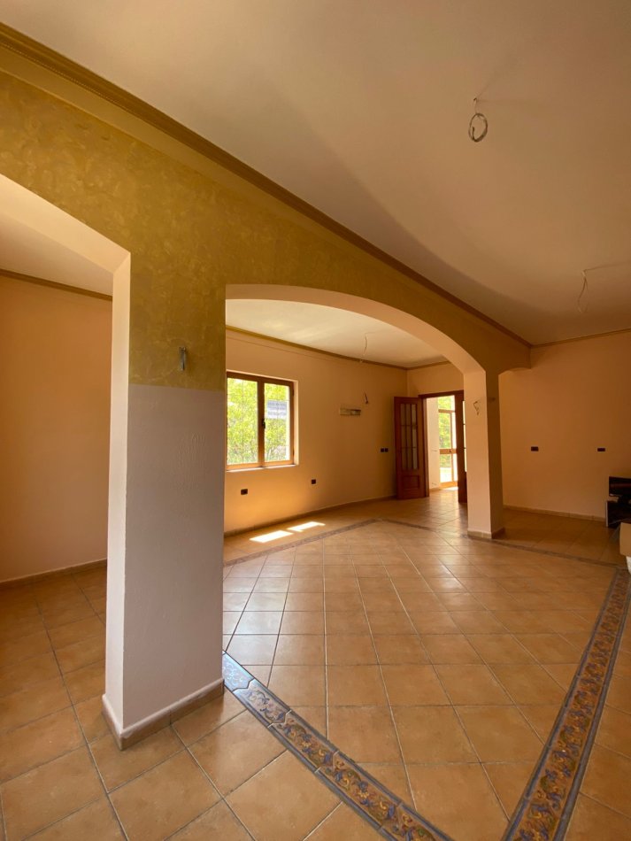 Tirane, jepet me qera Vile 4+1 Kati 1, 270 m² 2.500 € (don bosko)