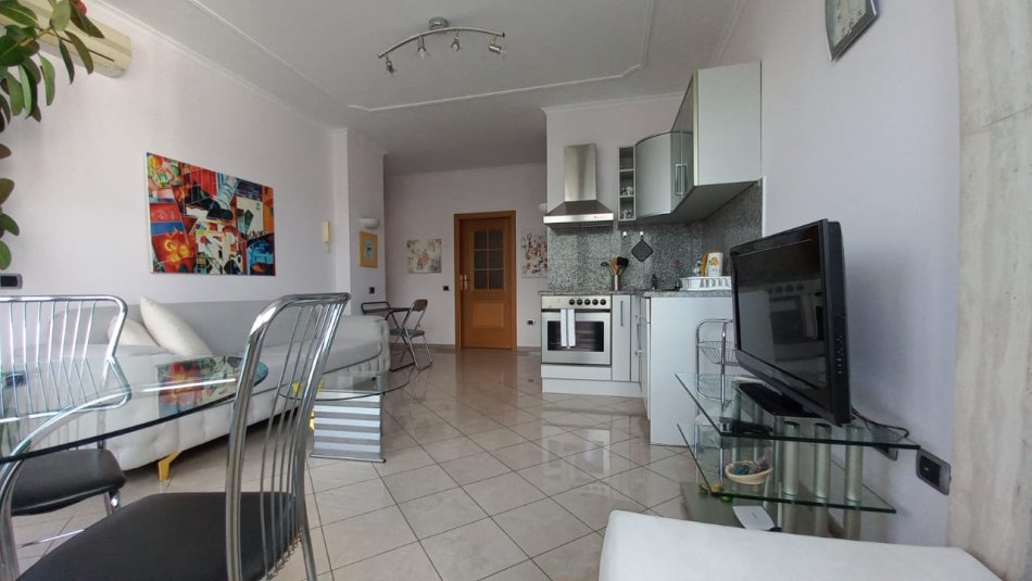 Tirane, jepet me qera 1+1 Kati 4, 61 m² 600 € (Bllok)