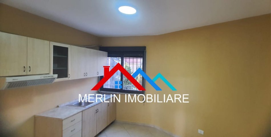 Tirane, jepet me qera ambjent biznesi Kati 2, 160 m² 1.500 € (RRUGA KAJO KARAFILI)