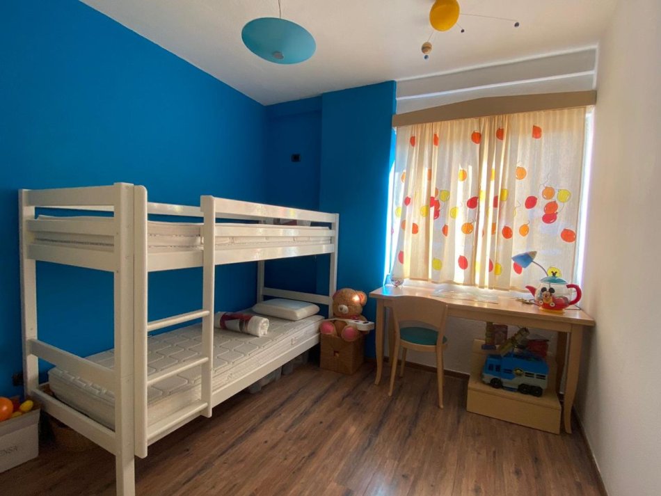 Tirane, jepet me qera apartament 2+1+Ballkon Kati 5, 120 m² 850 € (rruga hoxha tahsim)