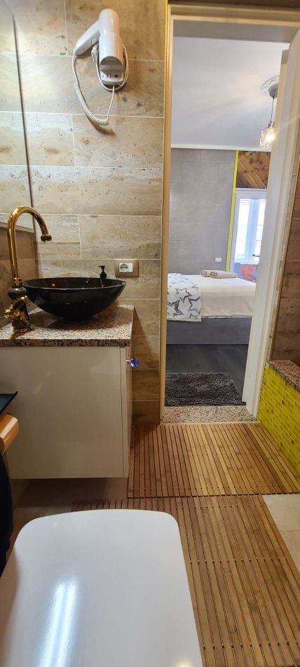 Tirane, jepet me qera apartament 1+1+Ballkon Kati 5, 60 m² 620 € (Komuna e Parisit prane Caffe de Paris)