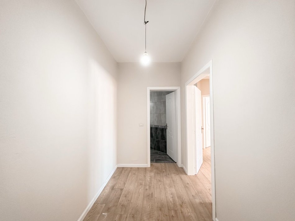 Tirane, jepet me qera apartament 2+1+Ballkon Kati 6, 80 m² 700 € (Qender)