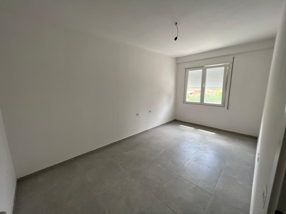 Tirane, jepet me qera apartament 2+1 Kati 4, 83 m² 450 € (rruga 5 maji)