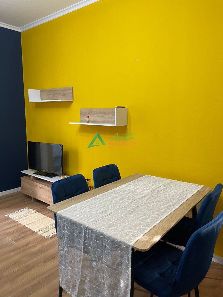 Tirane, jepet me qera apartament 1+1+Ballkon Kati 1, 75 m² 450 € (Rruga Ferit Xhajko)